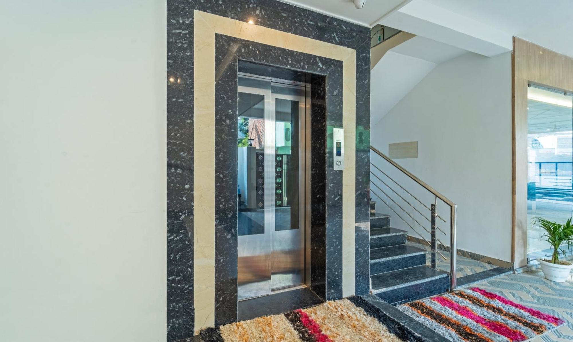Treebo Raj Palace バラナシ エクステリア 写真